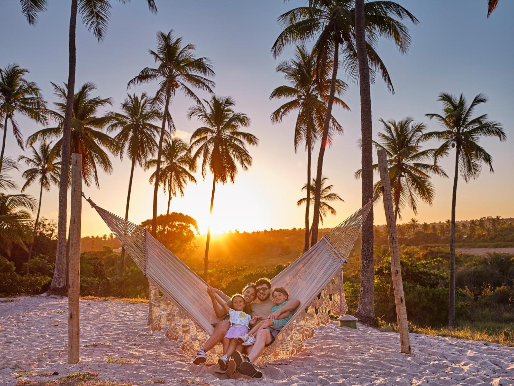 Grand Palladium Imbassai Resort & Spa Екстериор снимка Sunset at the beach