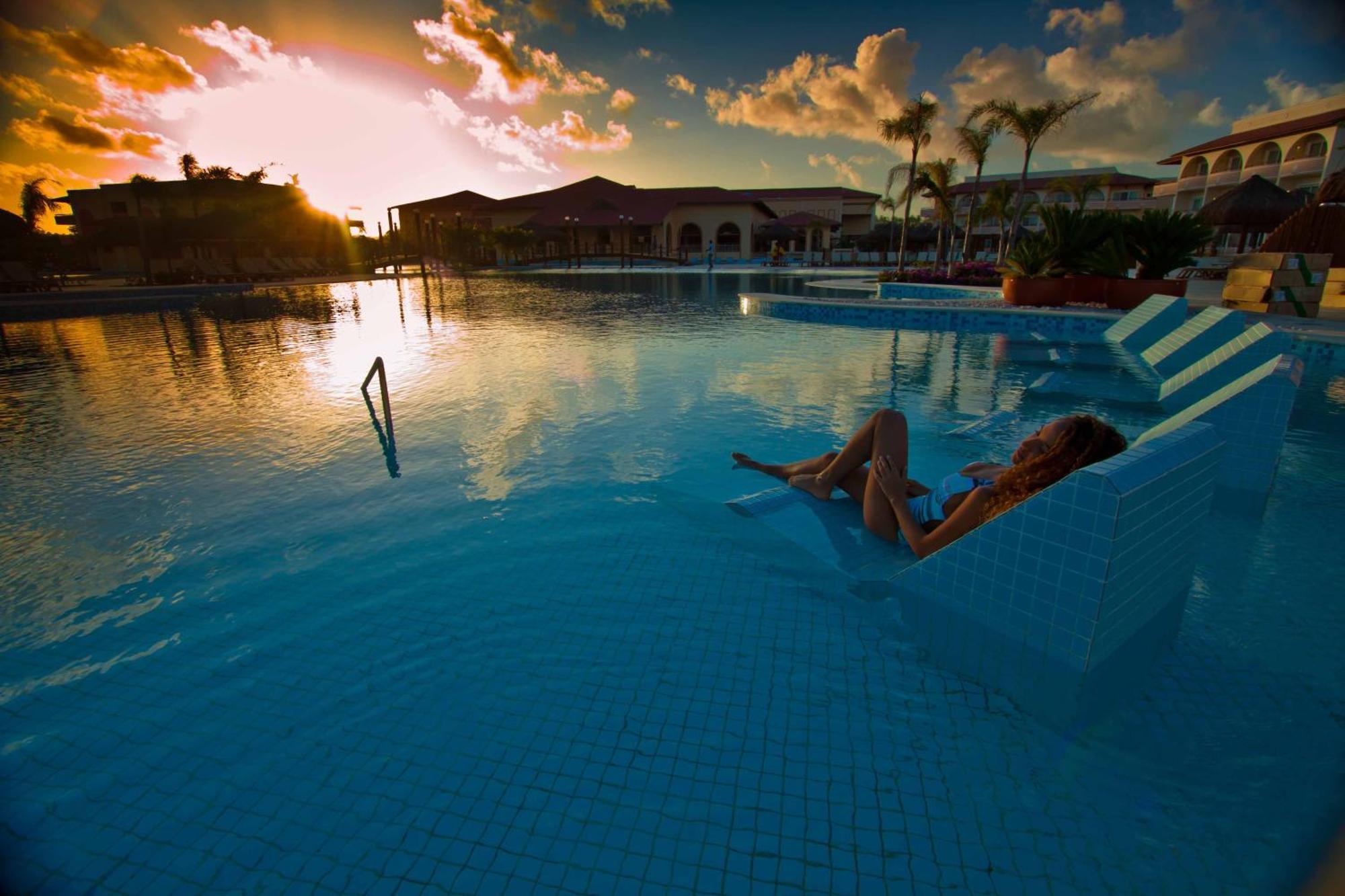 Grand Palladium Imbassai Resort & Spa Съоръжения снимка Sunset at Iberostar Grand Hotel Bávaro
